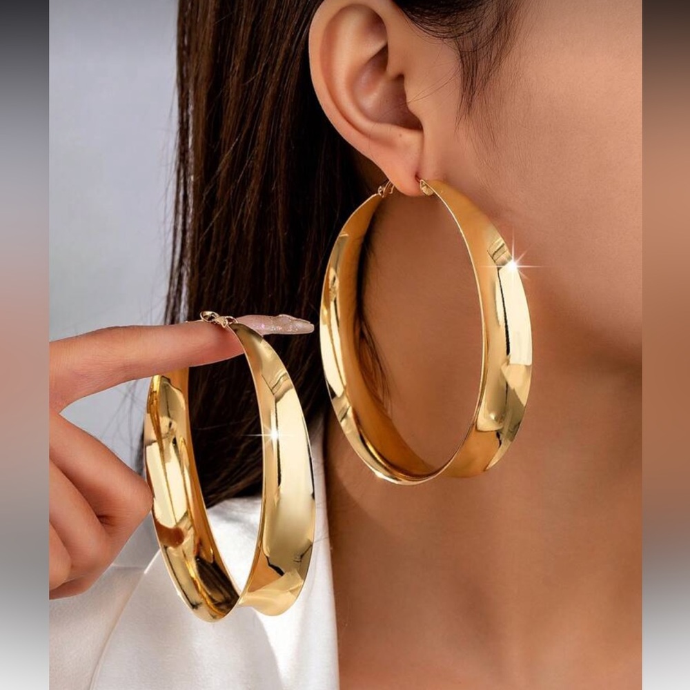 Elegant Gold Hoop Earrings - Picture 4 of 4